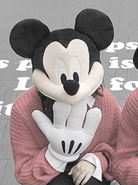 1 下の画像のミッキーの被り物と手につけるものはディズニーランドで売っている Yahoo 知恵袋