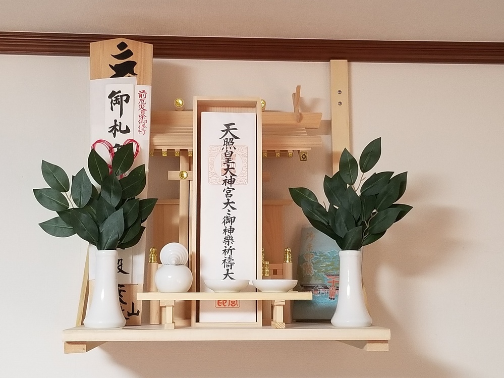 神棚ですが 伊勢神宮のお札が入らないので社の前において右側に御朱印帳をおきま Yahoo 知恵袋