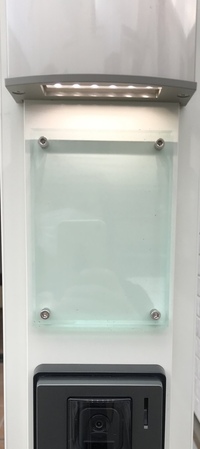 表札について。

建売戸建てに写真の表札が初めから付いています。
これに合わせて表札を作ろうと探すと、なかなか自分が納得のいくものが見つかりません。

これはアクリルとネジをすべて 取ってしまって、貼り付けるタイプの表札に変えてもおかしくないでしょうか？
まだネジを取ってみて…ということはできないのでこちらで質問しました。

建売で付属の表札とは違うものにした方、表札に詳しい...