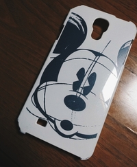 ダイソーでこのスマホケースを買ったのですが 真ん中の文字を消す方法ってあ Yahoo 知恵袋