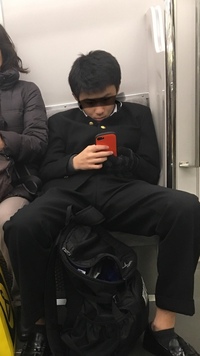 電車の座席で隣の人がちゃんと背もたれまで深く座らないで 後ろ半分く Yahoo 知恵袋