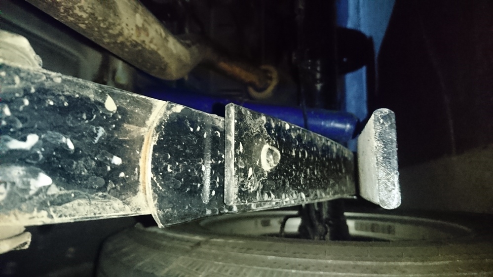 ジムニーJA11、リーフについての質問です。純正リーフにアルマージ2