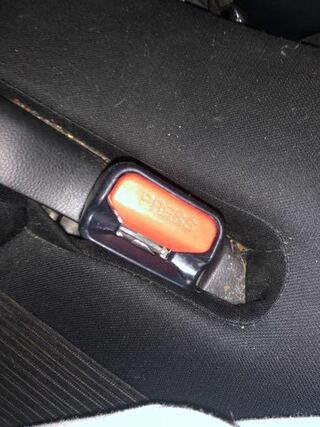 車のシートベルトを留める部分に物が挟まってシートベルトが出来なくな Yahoo 知恵袋