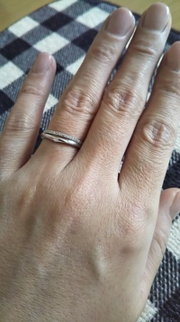 上に付けてるのが婚約指輪 下のは結婚指輪です 重ね付けしてみました Yahoo 知恵袋
