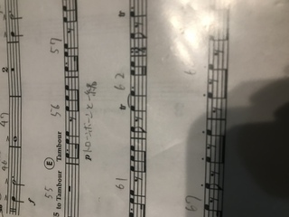 吹奏楽 パーカッションパートの楽譜で タンバリンのトリル表示がある Yahoo 知恵袋