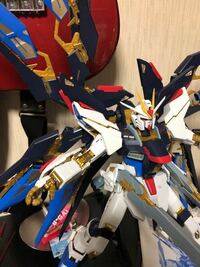 ガンダムのPGストライクフリーダムについてなのですが、ドラグーンの部分を完全展開すると開きすぎて片側が付けれなくなります。なんども、説明書を読んで作り直しましたがどこも間違っていません。 中途半端に展開するとなんと言っていいかわかりませんが簡単に言うとダサいです。あと腰のレールガンも折りたたまないと装着できません。
完全展開しつつ角度もHGぐらいのバシッと決まった角度にする方法どなたか知って...