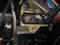 バイクヒューズボックスの外し方について 画像の下部分にあるヒューズボック Yahoo 知恵袋