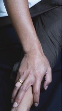 2 27発売のステージスクエアの表紙は森田剛くんですが これって結婚指輪です Yahoo 知恵袋