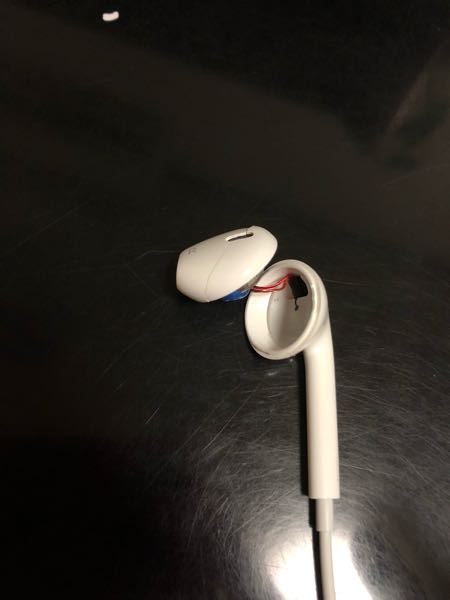 壊れかけのイヤホン イヤホンの耳の部分が壊れてしまいました - 壊れたというか割れた感じ