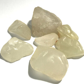 石に詳しい方 この半透明な白いの石の種類は なんですか 石英かカルセド Yahoo 知恵袋