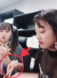 韓国のアイドルの食事動画を見てると 箸の持ち方が変だったり く Yahoo 知恵袋