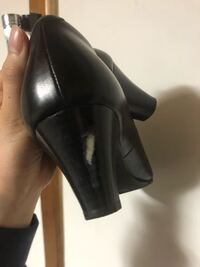 ヒールが排水溝の穴に挟まって削れてしまいました…買って2日くらいし 
