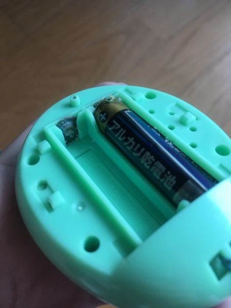 たまごっちを久しぶりに開いたら - 電池が液漏れ？して砂糖のような
