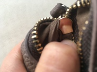 ファスナーに生地が噛んでしまい動きません 何か方法が無いでしょうか フ Yahoo 知恵袋