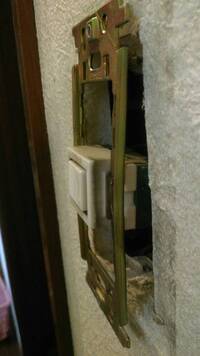 部屋の電気のスイッチが陥没してしまって 壁に埋まってしまったというより スイ 教えて 住まいの先生 Yahoo 不動産