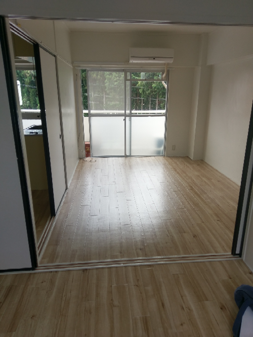 この部屋のテレビの位置は やっぱり右か左の壁に沿うように置きますか 正 Yahoo 知恵袋