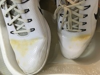 黄ばんだゴルフシューズ（合成樹脂）の汚れの落とし方を教えてください。

酸素系漂白剤のつけ置き洗い、洗濯洗剤でこする、激落ちくん水洗い、は効果ありませんでした。 