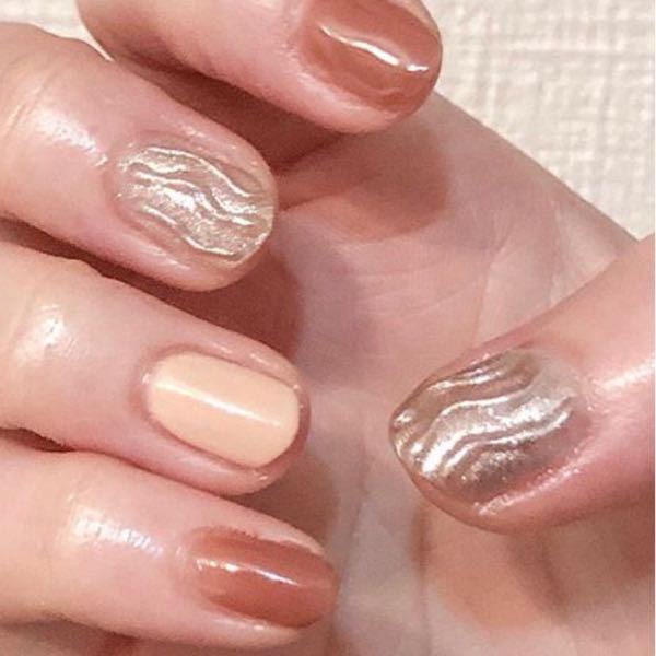 ネイルについて質問です セルフでこの親指と中指のうねうねを創りたいので Yahoo 知恵袋