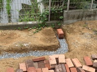 初めてdiyでレンガの花壇を作っています 基礎の部分を掘って砂利を敷き詰めて転圧 教えて 住まいの先生 Yahoo 不動産