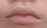 私はこの唇の形 下がってる口角 色が薄いのがコンプレックスなので よく濃い赤 Yahoo 知恵袋