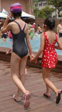 右のスカート付きのワンピース服みたいな水着より 左の昔からのスクール水着の方 Yahoo 知恵袋