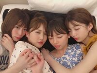 女子の仲良しアピール Snsで女性同士でこんなことしてる写真しょっちゅう見る Yahoo 知恵袋