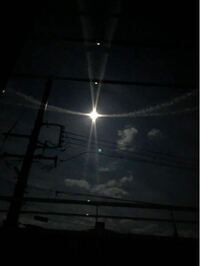 網戸越しに月を見ると写真のように光の筋が八方に伸びるのですが なぜ Yahoo 知恵袋