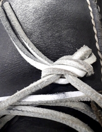 この靴紐の結びかたは何ですか 画像あり 友人が買ったばかりの靴の紐の結び方 Yahoo 知恵袋