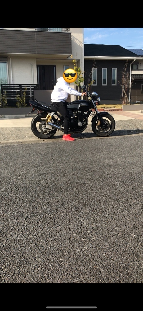 XJR400とXJR400rの違いについての質問です。写真のバイク XJR400とXJR400rの違いについての質問です。写真のバイク