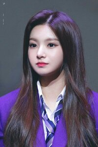 写真はproduce48に出演して、現EVERGLOWのワンイロンです。

彼女は中国出身ですが、こんなに美形で生まれてくることってあるんですか？
正直TWICEツウィより何倍も美しいって思っています… それは個人の意見ですが。
整形していると思いますか？
中国ってこんなに美しい人が産まれる国なんですか？教えてください