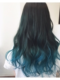 髪色をこんな感じのコバルトブルー 青緑 にしたいのですが どのくらいブリーチ Yahoo 知恵袋