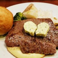 ステーキにバターを乗せるのは 肉の質が悪いのをカバーする為で Yahoo 知恵袋