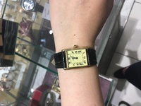 カルティエのアンティーク時計について。よろしくお願いします。

26歳、会社勤めの女性です。
予算20万前後で腕時計を探しています。

ロンジンのdolcevitaかクラシック
それか予算オー バーですが、思い切ってカルティエのタンクソロかタンクフランセーズを考えていました。
どちらかというと革バンドが好きです。

しかし本日時計屋さんでマストタンク(18万ほど)を見つけて...