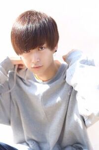 この方はワックスつけてないのになぜ髪型がぺったりしてないのでしょうか Yahoo Beauty