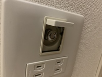コンセントの横にあるこの丸い形をしたものが何なのかわかりませ
