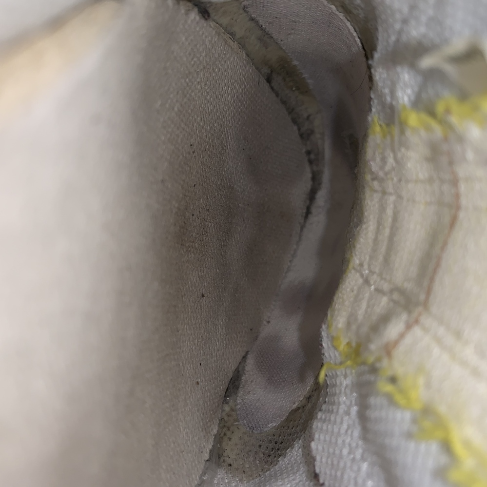 ローファー　トイレ　盗撮 JKの上履きの内部です。1cmに小さくなれたら、この中に入ってみたいです。気... - Yahoo!知恵袋