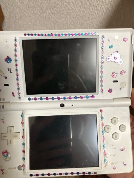 こんな感じで昔使ってたDSに携帯をデコるシールがベタベタと貼っ