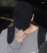 ワンピースのトラファルガー ローの手に書いてある文字は何と読むんですか Yahoo 知恵袋