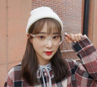 こういう透明なメガネは どこで売っているか分かりますか Wegoと通販以外 Yahoo 知恵袋