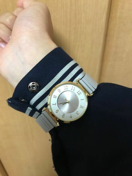 制服時の腕時計の付け方 セーラー服の上から腕時計を付けるのは変 Yahoo 知恵袋