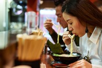 女装者さんてラーメン屋さんでラーメン食べるとき髪の毛はどうしている Yahoo 知恵袋