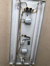 蛍光灯をLEDに変えようとしたんですが、1っこだけにしたらダメだと言われました。 蛍光灯とLEDをつけたらダメということですか？

それともLED1個つけて、もう一つはつけないというのはダメということですか？

...
