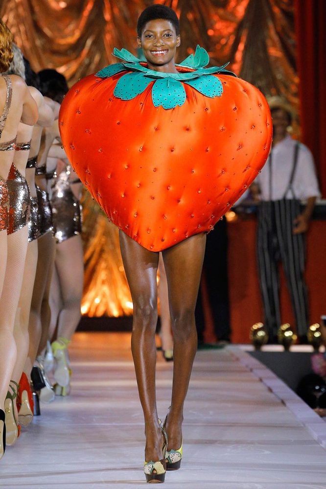 モデル というか パリコレとか服のイベント って何がしたいんですか ネッ Yahoo 知恵袋