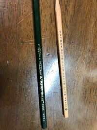 大学入試の鉛筆ってこれらで問題ないですか 右の字が書いてあるのはアウト Yahoo 知恵袋