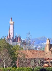 12月7日 8日にディズニーランドに行きました 美女と野獣エリアのお城 Yahoo 知恵袋