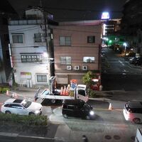 画像は 夜から深夜にかけての道路工事の現場でございます ここで質問です Yahoo 知恵袋