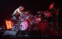 X Japanのyoshikiは何故ドラムセットを壊すのですか Yahoo 知恵袋