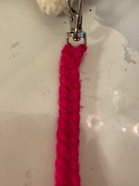 この鍵編みの編み方の編み図教えてください！ ペットボトルホルダーのストラップです。
編み方がわからなくて検索してもでてきません(>_<)
