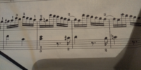 モーツァルトのきらきら星変奏曲の楽譜です。この楽譜には小節をまたぐタイがありますが、実際の演奏をきくと、タイをつけずに同音連打で弾いたり、タイをつけて音を伸ばす演奏があります。みなさんはどのように弾い ていますか？どのように弾くべきですか？