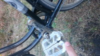 自転車のペダルが折れました。 自転車屋ってペダルだけの交換ってしてますかね？